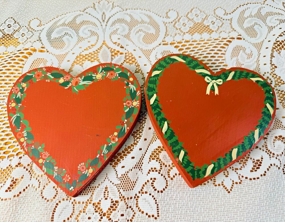 Set of 2 Wood Heart Hanging Christmas Wall Hangings Floral Red Green 5 in